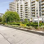 Stylish Flat In Battersea Reach